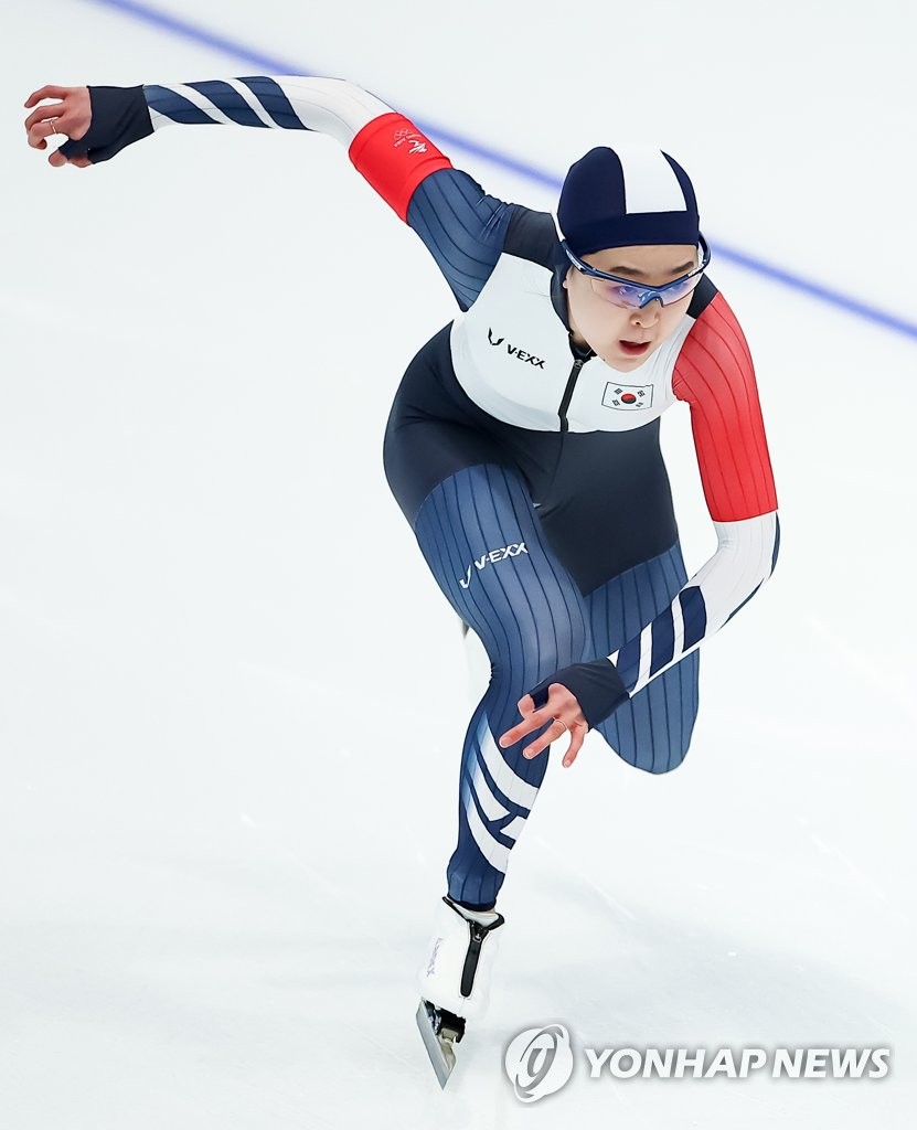 المتزلجة السريعة الكورية الجنوبية كيم مين-سون في أولمبياد بكين