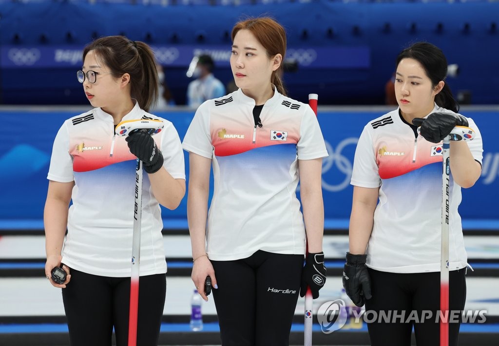 (الأولمبياد) لاعبات الكيرلنج الكوريات يروحن عن أنفسهن بألعاب الطاولة - 1