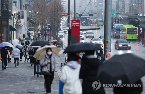 서울 마포구 경의선 숲길에서 우산을 쓴 시민들이 길을 걷고 있다. [연합뉴스 자료사진]