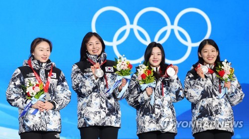 الفريق النسائي الكوري للتزلج السريع على المضمار القصير يحصل على الميدالية الفضية