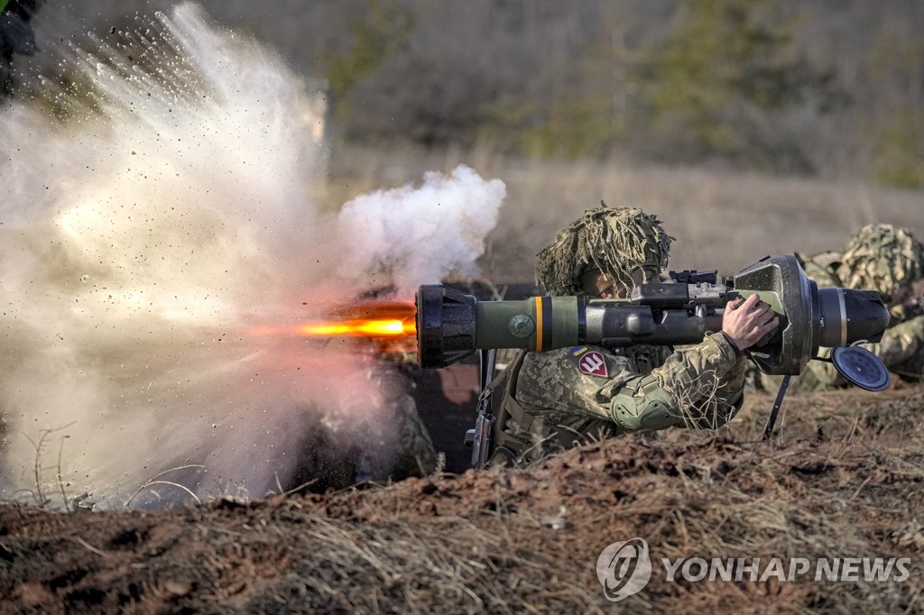 대전차 무기 발사 훈련하는 우크라군