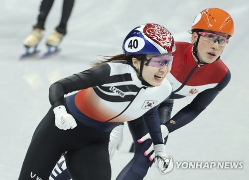 １位でゴールし、笑顔がはじける崔＝１６日、北京（聯合ニュース）