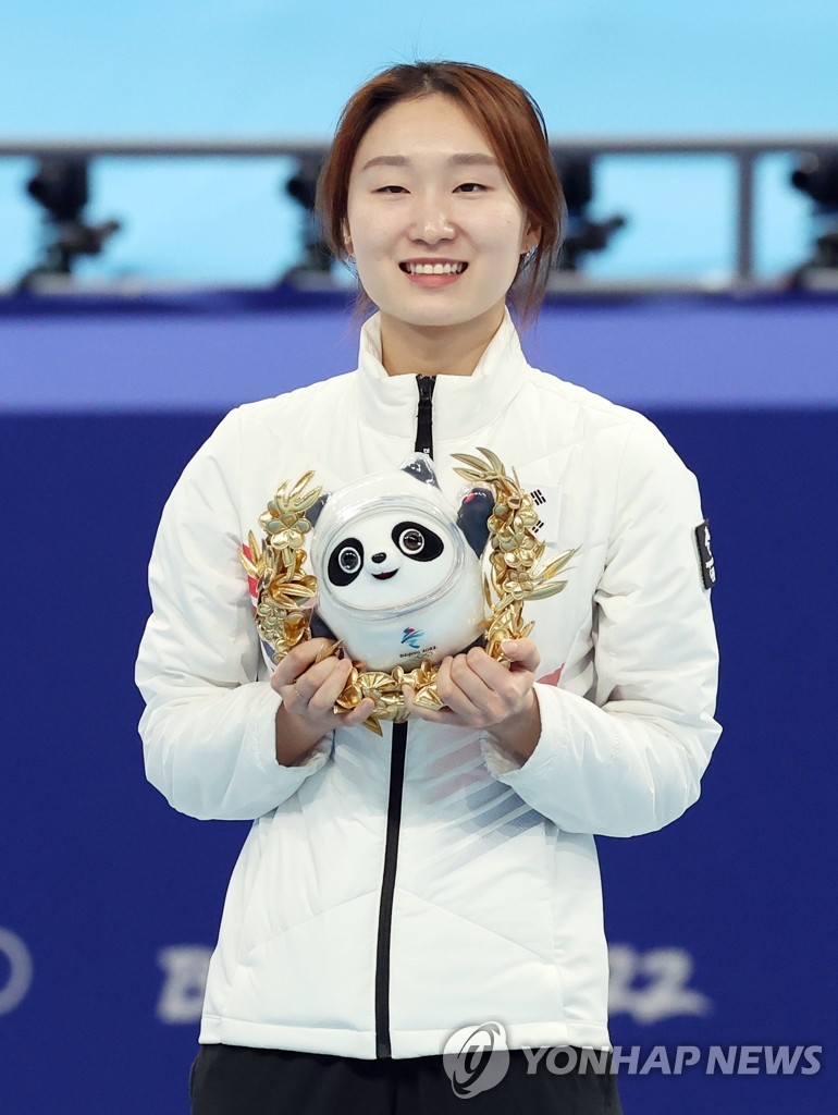 فوز المتزلجة "تشوي مين-جونغ" بذهبية سباق 1,500 متر