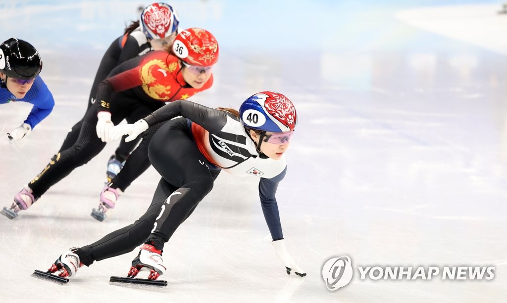 La Sud-Coréenne Choi Min-jeong (à droite) participe à la finale du 1.500m féminin de patinage de vitesse sur piste courte aux Jeux olympiques d'hiver de Pékin le 16 février 2022. (Yonhap)