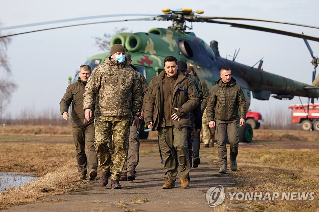 군사훈련 시찰하는 젤렌스키 우크라이나 대통령