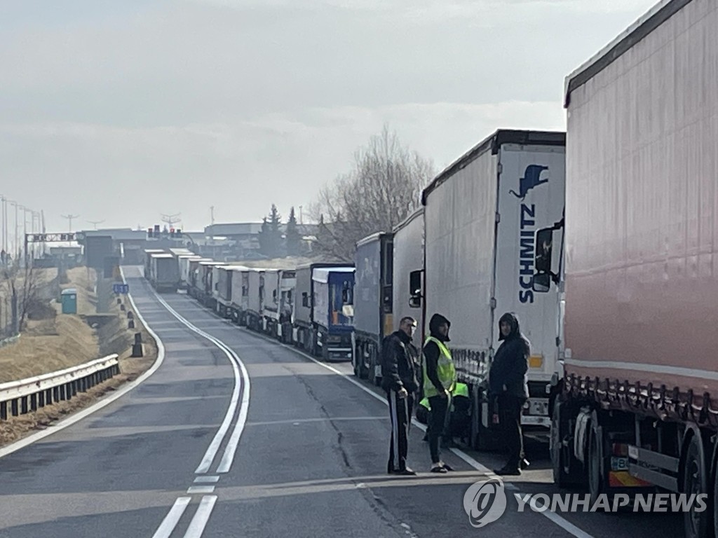 코르쵸바 국경검문소 앞 대기중인 트럭들