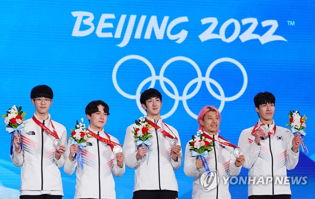 Los miembros del equipo masculino de relevos de patinaje de velocidad sobre pista corta de Corea del Sur posan con las medallas de plata durante la ceremonia de entrega de medallas en los Juegos Olímpicos de Invierno de Pekín 2022, el 17 de febrero de 2022, en la Plaza de Medallas de Pekín.