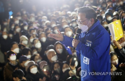 李, '임을 위한 행진곡' 울려퍼진 광주서 "민주주의 다시 위기"