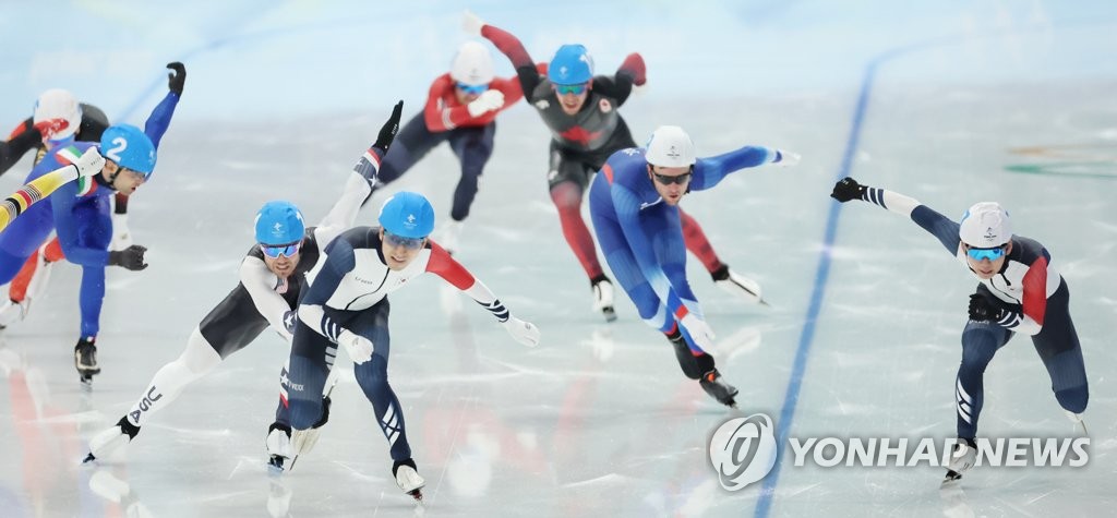 Les patineurs de vitesse sud-coréens Chung Jae-won (à dr.) et Lee Seung-hoon (2e à partie de la g.) lors du dernier sprint en finale du départ groupé masculin des Jeux olympiques d'hiver de Pékin, le samedi 19 février 2022, à l'Anneau national de patinage de vitesse.