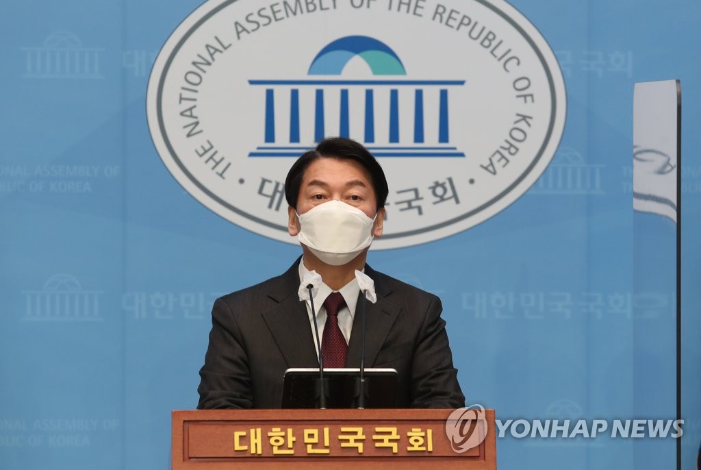 Ahn Cheol-soo, candidato presidencial del partido opositor minoritario Partido Popular, habla durante una conferencia de prensa, celebrada, el 20 de febrero de 2022, en la Asamblea Nacional, en Seúl. (Foto propocionada por el cuerpo de prensa. Prohibida su reventa y archivo)