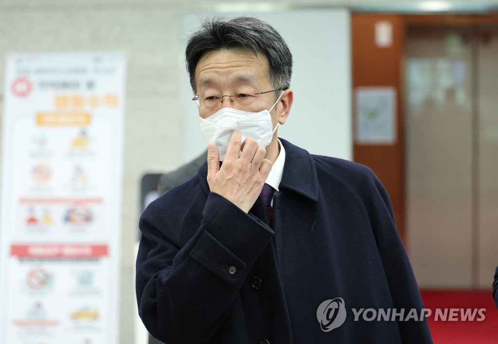 Naoki Kumagai, deputy chief of mission at the Japanese Embassy in South Korea, leaves the foreign ministry in Seoul on Feb. 22, 2022, after being summoned over Japan's holding an annual event to repeat its claims to South Korea's easternmost islets of Dokdo. (Yonhap) 