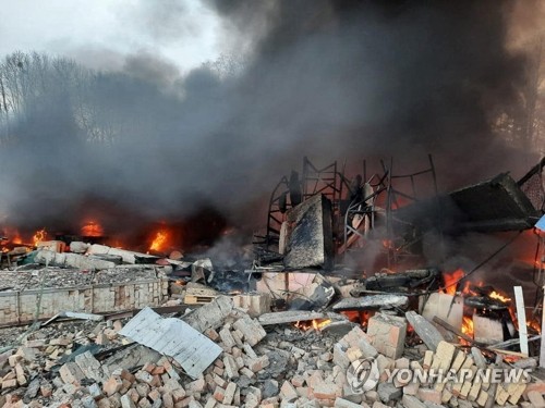 폭격으로 파괴된 우크라 키예프의 국경수비대 시설