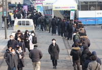 신종 코로나바이러스 감염증(코로나19) 신규 확진자 수가 16만5890명을 기록한 2월 25일 오전 서울역 코로나19 임시선별검사소에서 시민들이 줄을 서 있다. [연합뉴스 자료사진]