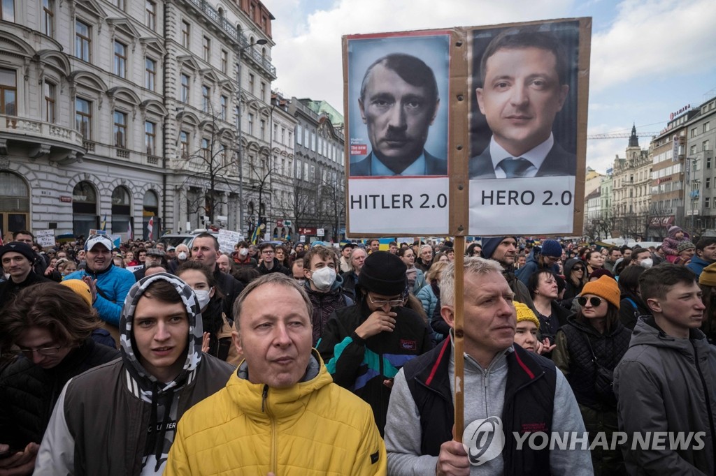 '히틀러와 영웅'…극명하게 비교된 러시아·우크라 정상 사진