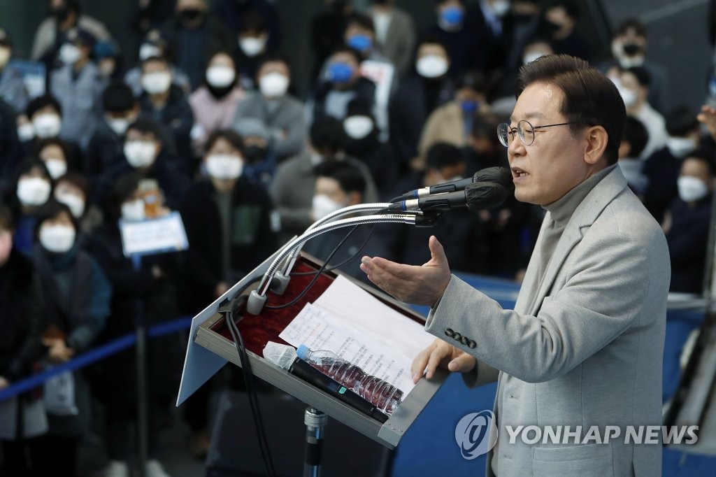 Lee Jae-myung, the presidential candidate of the ruling Democratic Party (DP), speaks during his campaign rally in Gumi, North Gyeongsang Province, on Feb. 28, 2022. (Pool photo) (Yonhap)