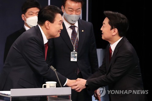 (LEAD) Présidentielle 2022 : Yoon et Ahn officialisent la fusion de leurs candidatures
