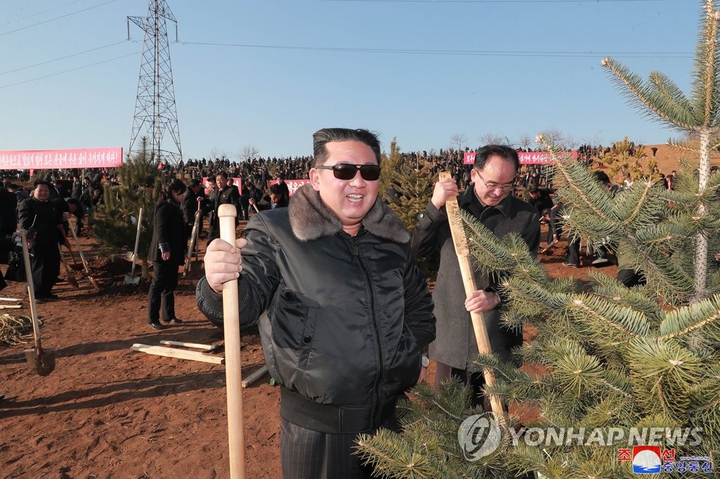김정은, '북한 식목일' 맞아 화성지구에서 기념식수