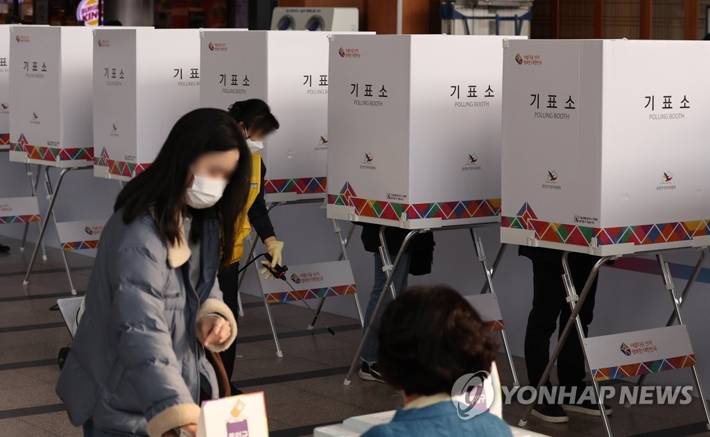 This photo taken on March 4, 2022, shows a woman casting her ballot at a polling booth in Seoul, on the first day of the two-day early voting for next week's presidential election. (Yonhap)