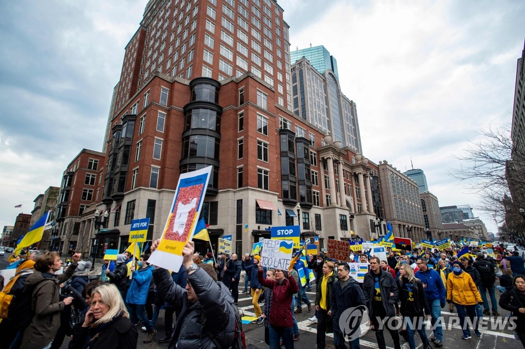 러시아산 원유 수입 금지 촉구하는 미국 시위대