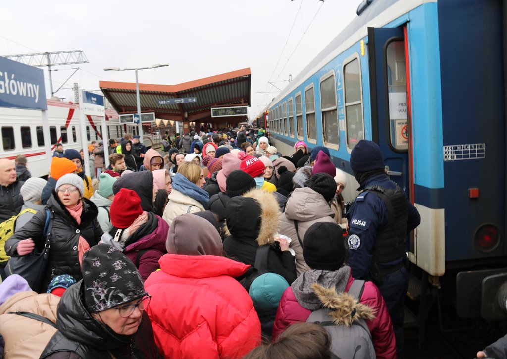 열차 타려는 우크라이나 난민