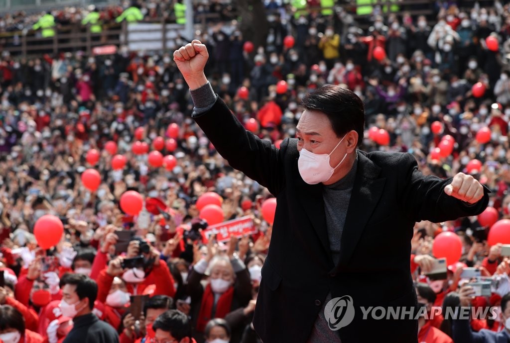 Yoon Suk-yeol, le candidat à la présidentielle de la principale formation d'opposition, le Parti du pouvoir du peuple (PPP), lance un appel au soutien des électeurs lors de sa campagne dans la ville portuaire de Busan, dans le sud du pays, le 8 mars 2022. (Pool photo)