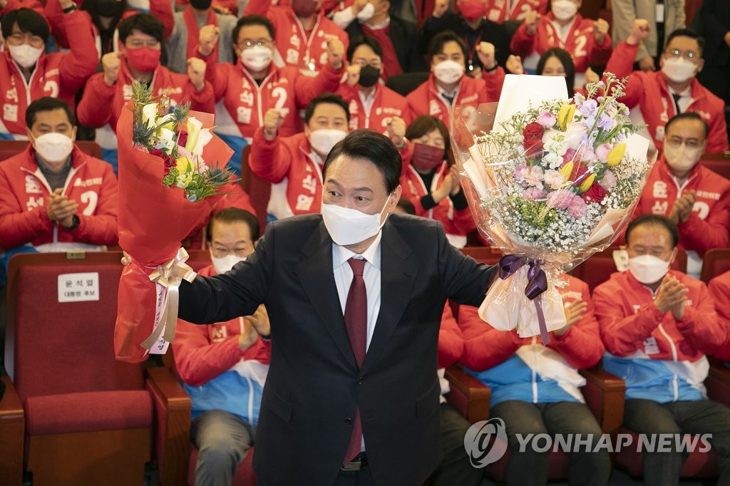 꽃다발 든 윤석열 당선인