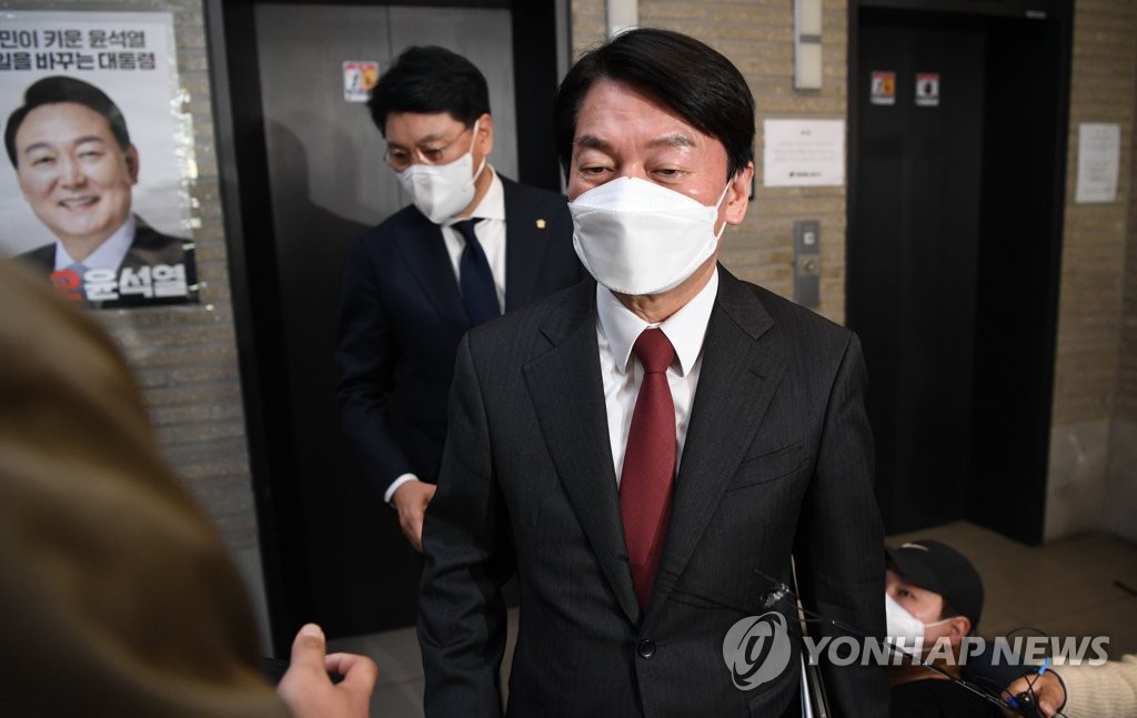 People's Party Chairman Ahn Cheol-soo speaks to reporters after meeting with President-elect Yoon Suk-yeol at the headquarters of the main opposition People Power Party in Seoul on March 11, 2022. (Yonhap)