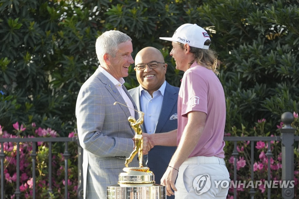 플레이어스 챔피언십 우승 스미스 축하하는 PGA 커미셔너