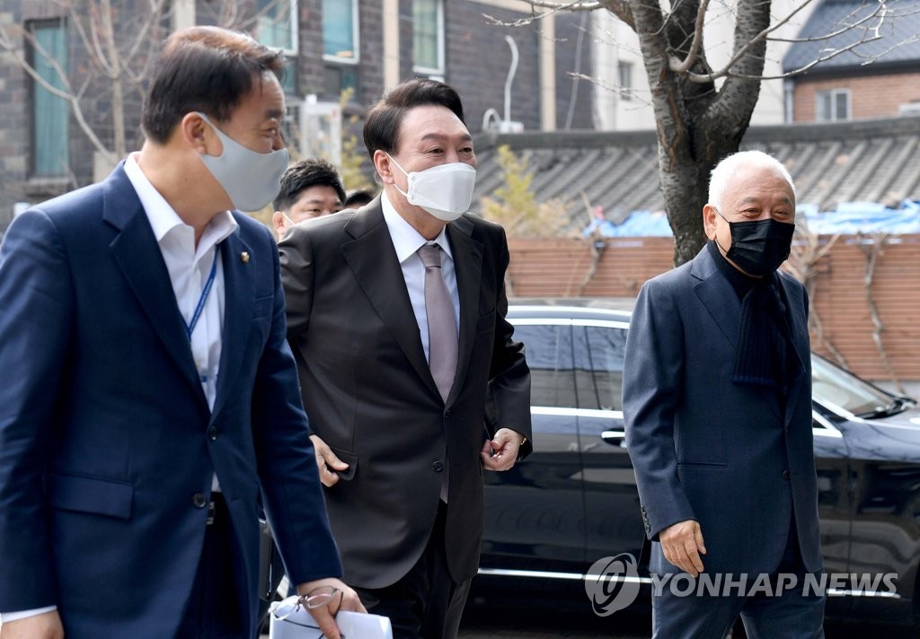 President-elect Yoon Suk-yeol (C) heads to his office in Seoul on March 17, 2022. (Yonhap)