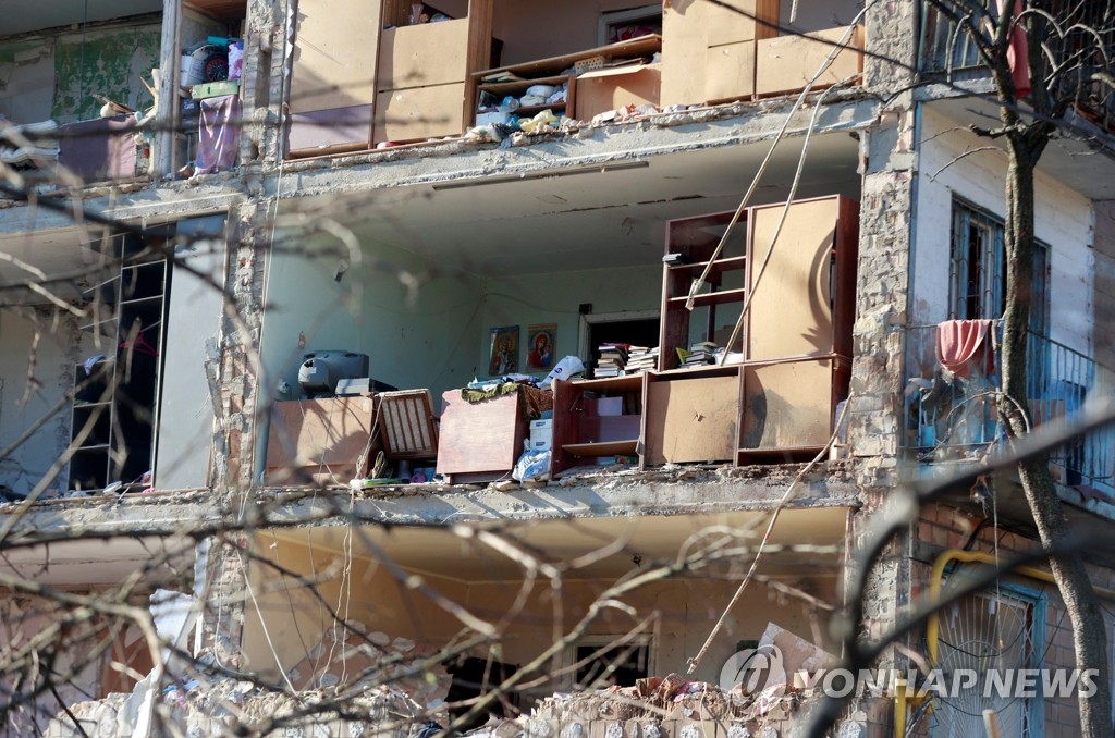 러군 공습에 외벽이 통째 뜯겨 나간 우크라 아파트