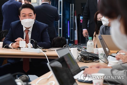 Yoon meets reporters covering transition committee