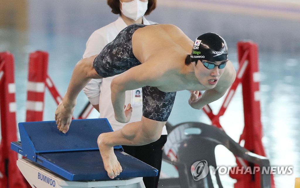 In this file photo from March 28, 2022, Hwang Sun-woo of South Korea takes a start for the men's 50m freestyle final at the KB Financial Group Korea Swimming Championship at Gimcheon Indoor Swimming Pool in Gimcheon, some 230 kilometers southeast of Seoul. (Yonhap)