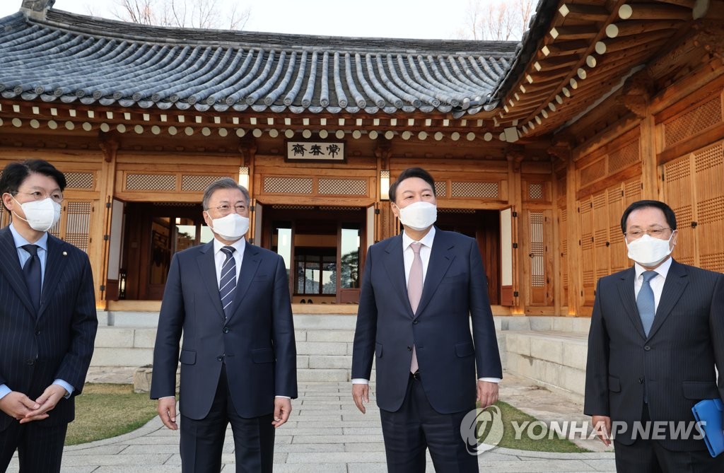 Moon, Yoon hold first meeting since election