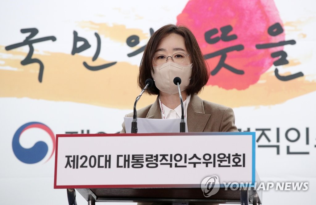 Choi Jeehyun, senior deputy spokesperson for President-elect Yoon Suk-yeol's transition committee, gives a press briefing at the committee's office in Seoul on April 8, 2022. (Pool photo) (Yonhap)