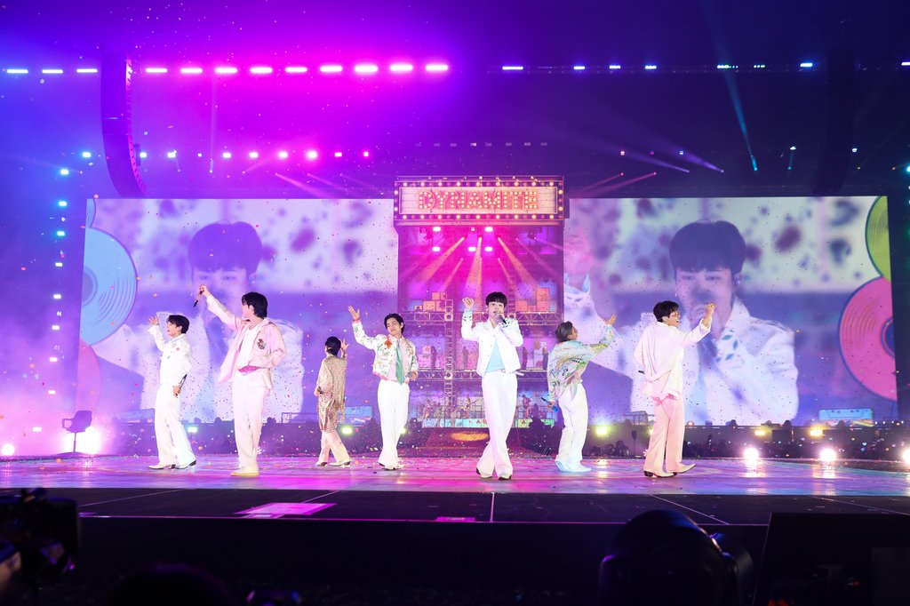 'BTS 퍼미션 투 댄스 온 스테이지 - 라스베이거스' 콘서트 장면