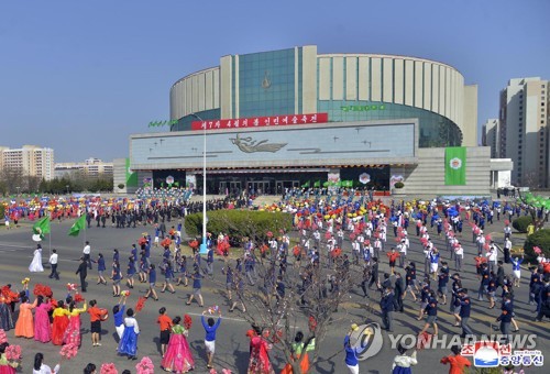 北朝鮮　金主席生誕記念日に「数万人以上の群衆大会」＝韓国軍
