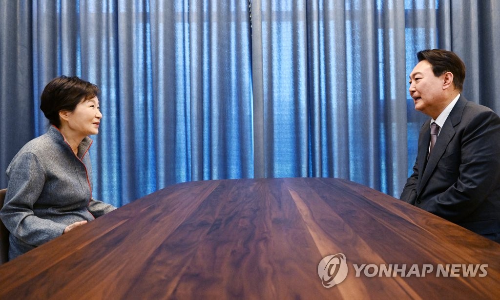 L'ancienne présidente Park Geun-hye et le président élu Yoon Suk-yeol s'entretiennent à la résidence de la première située dans le comté de Dalseong, à la ville de Daegu, le mardi 12 avril 2022. (Photo fournie par le bureau du porte-parole du président élu. Revente et archivage interdits) 