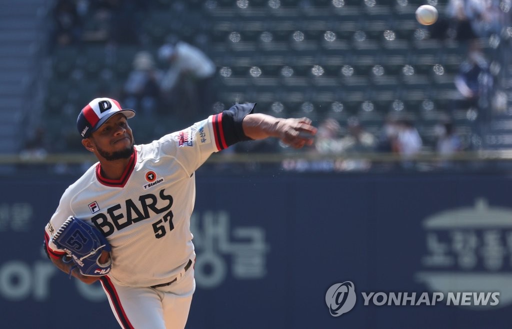 In this April 17, 2022, file photo, Ariel Miranda of the Doosan Bears pitches against the Kiwoom Heroes during a Korea Baseball Organization regular season game at Jamsil Baseball Stadium in Seoul. (Yonhap)