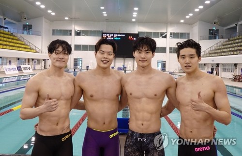 아시안게임 대비 대한수영연맹 특별전략 육성 선수단의 김우민(맨 오른쪽)