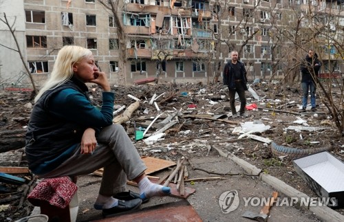 '파괴된 삶터'에 망연자실한 우크라 여성