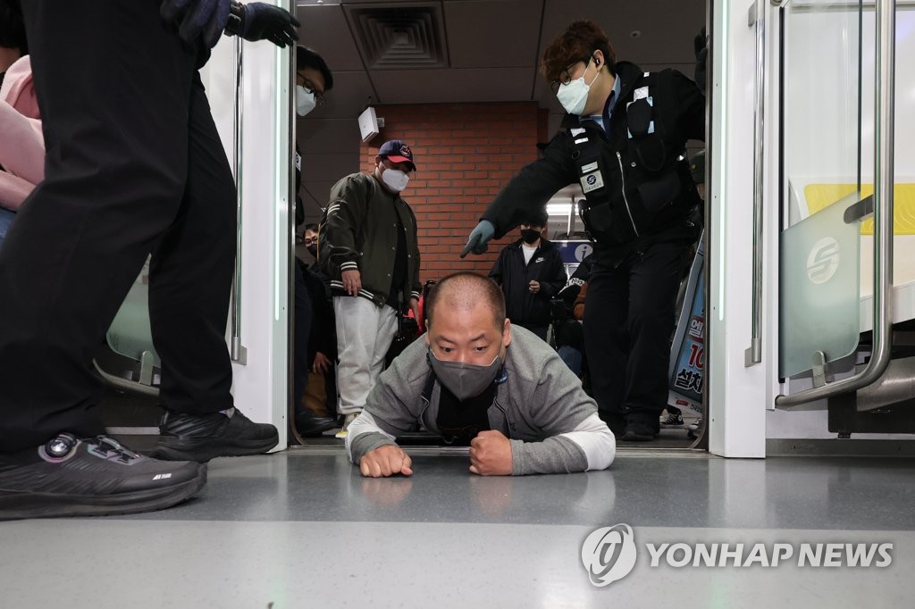 障害者団体が通勤時間帯の地下鉄車内でデモ　運行に遅れ＝韓国