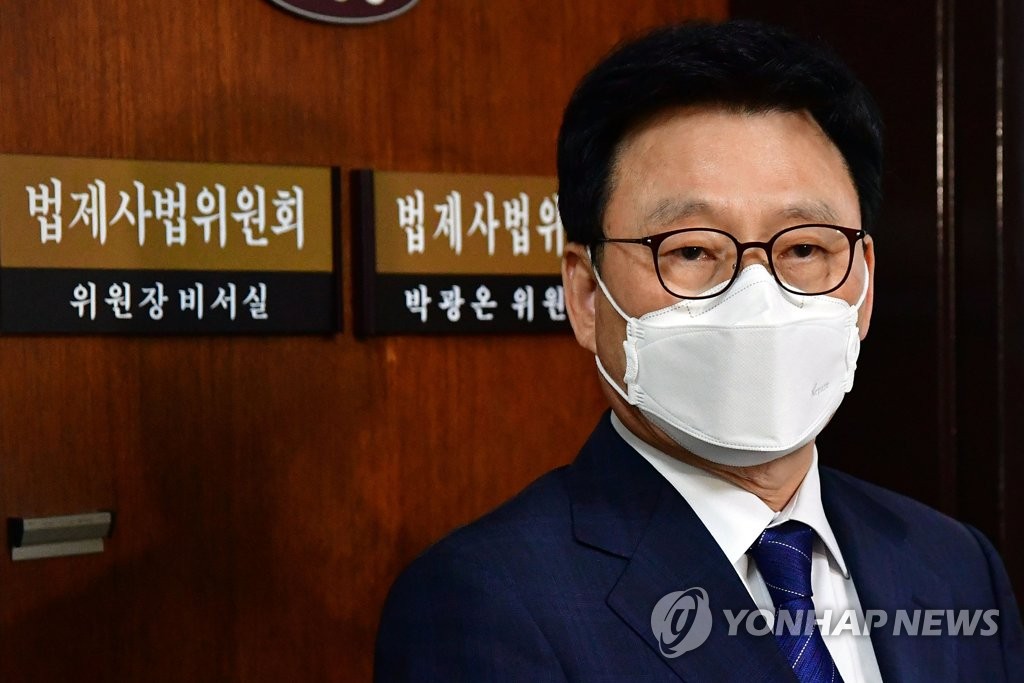'검수완박' 관련 답변하는 박광온 법사위원장