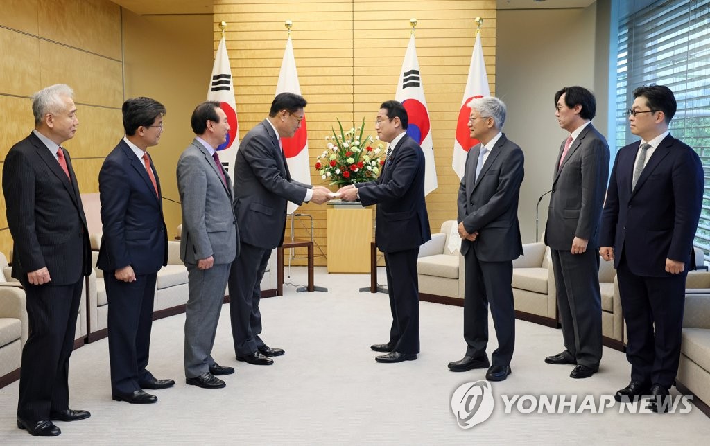 (LEAD) Yoon's delegates, Japan's leader agree on need to pursue 'shared interests'