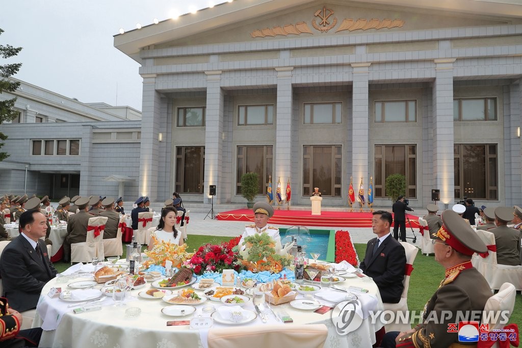 북한 김정은, 경축행사에 참가한 군 지휘관들 격려