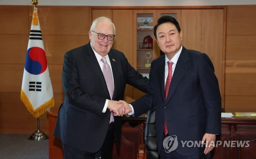 (LEAD) La visite de Biden servira à renforcer l'alliance entre la Corée du Sud et les Etats-Unis, selon Yoon