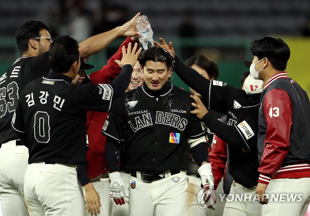 동료 축하 물세례 받는 SSG 오태곤