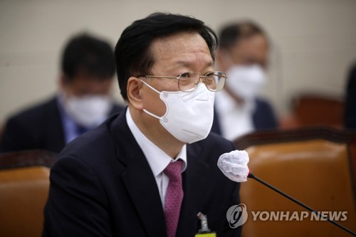 Health Minister nominee Chung Ho-young speaks during his confirmation hearing at the National Assembly on May 3, 2022. (Pool photo) (Yonhap)