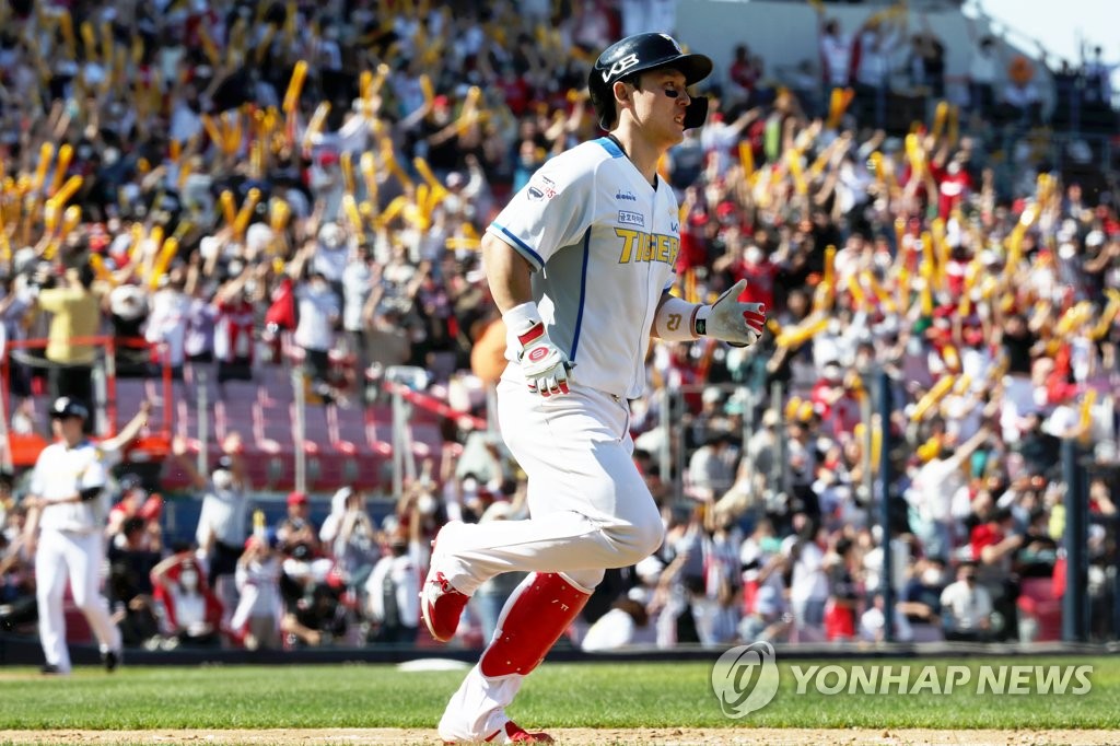 박동원, 많은 팬 앞에서 100홈런 달성