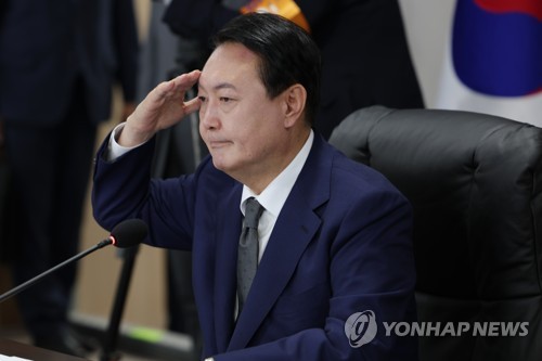 (2nd LD) Yoon begins term at midnight with military briefing