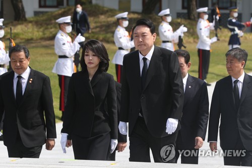 Yoon pays tribute at national cemetery ahead of inauguration ceremony